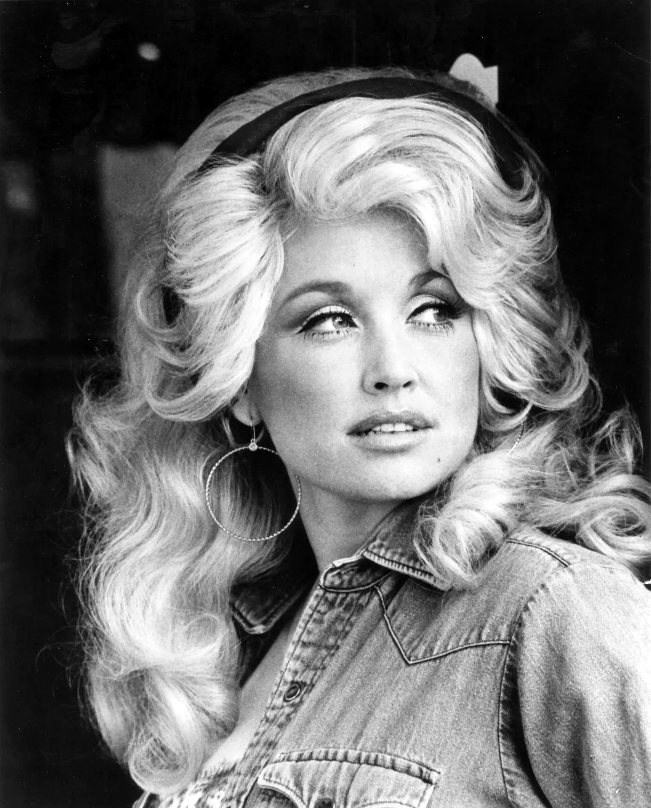 1977 RCA publicity photograph of Dolly Parton